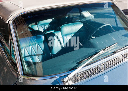 Classic Cadillac blau Interieur im Sonnenschein gesehen Blick durch Fenster gebadet, New York City, USA Stockfoto