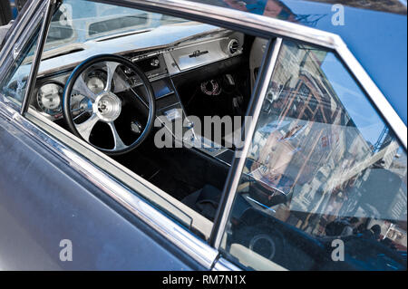 Suchen in der amerikanischen Muscle Car Seite Fenster, das Unten ist bei Sedan Innenraum von gestern Stockfoto