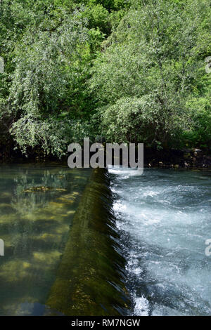 Wasser Schwelle auf treska Fluss in Matka Canyon. Skopje, Mazedonien. Stockfoto