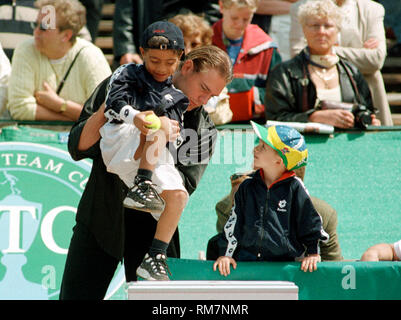 Rochus Club Düsseldorf (DŸsseldorf, Düsseldorf) Deutschland 14.5.1999, Tennis: World Team Cup------- Noah BECKER (links), Sohn des Deutschen Tennislegende Boris Becker und Lukas STEEB, Sohn deutscher Spieler Charlie Steeb mit Bodyguard während der Sitzungen ihrer Väter Stockfoto