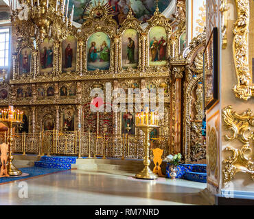 Kasan, Russland - 11. Juni 2018: Orthodoxe Ikonostase in der Kathedrale Unserer Lieben Frau von Georgia im Kloster Raifa Bogoroditsky Stockfoto