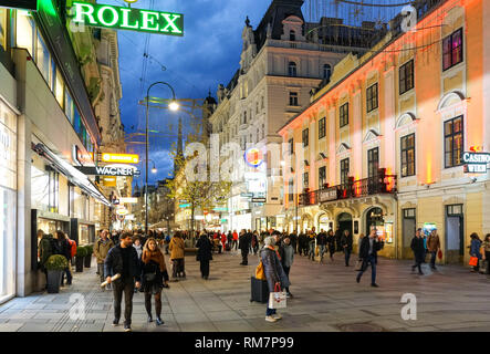 Käufer auf der Kärntner Straße in Wien, Österreich Stockfoto