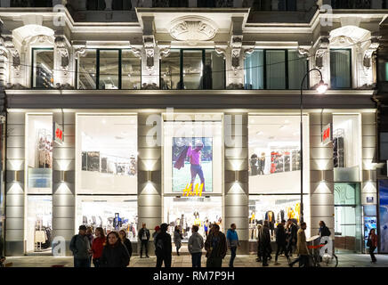 Käufer vor H&M Store auf der Kärntner Straße in Wien, Österreich Stockfoto