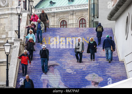 Besucher an der Albertina in Wien, Österreich Stockfoto