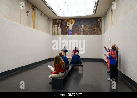 Touristen an der Beethovenfries Gemälde von Gustav Klimt in der Sezession in Wien, Österreich Stockfoto