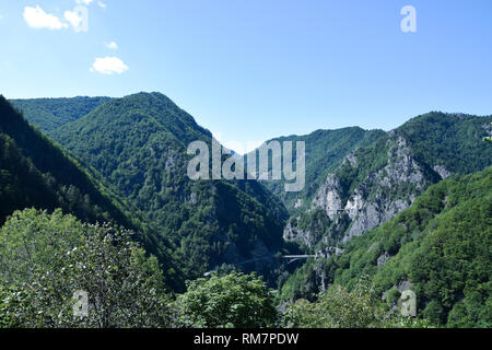 Berg in der Nähe von Poenari Cetatea Schloss. Arges River Valley, Rumänien. Stockfoto