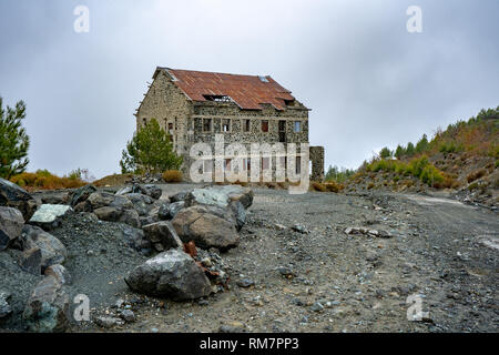 Verlassene Gebäude an Amiantos aufgegeben Asbestbergwerk in Troodos National Forest Park, Zypern Stockfoto