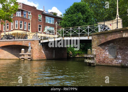 Herrliche Aussicht von touristenboot auf einer der Brücken der Oudegracht (alten Kanal) und schöne Gebäude von Utrecht, Niederlande Stockfoto