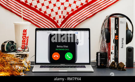 LONDON, Großbritannien - 13.September 2018: Kreative mit Safari Browser auf MacBook Pro Laptop präsentieren neueste Apple Computer Apple Website Watch Serie 4 Stockfoto