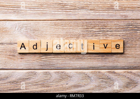 Adjektiv Wort auf Holz Block geschrieben. Adjektiv text auf Holz- Tabelle für Ihr Design, Konzept. Stockfoto