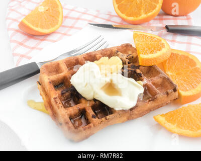 Frühstück Waffel mit Orangenscheiben Stockfoto