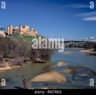 Escalona. Schloss muslimischer Herkunft neben der Alberche Fluss, umgebaut im 15. Jahrhundert von König Johann II. von Kastilien (1406-1454) für die constable Stockfoto