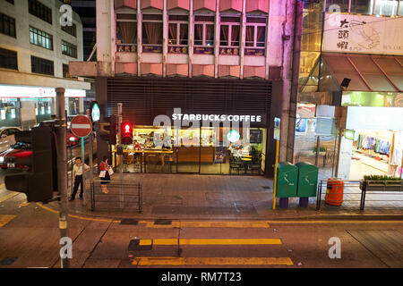 HONG KONG - Oktober 25, 2015: Blick vom oberen Deck der doppelstöckigen Straßenbahn. Die Straßenbahn ist die billigste der öffentlichen Verkehrsmittel auf der Insel Hong Kong. Stockfoto