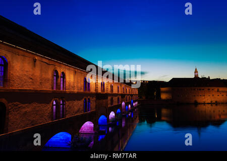 Beleuchtete Vauban Dam bei Sonnenuntergang in Straßburg Stockfoto