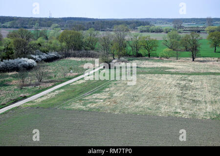 Biker Fahrt unter den Feldern in Grady odrzanskie' - Odra River in der Nähe von Breslau. Natur Schutzgebiete "Natura 2000". Dolnoslaskie, Polen. Stockfoto