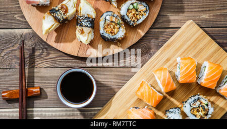 Zwei Sushi Sets auf Platten Stockfoto
