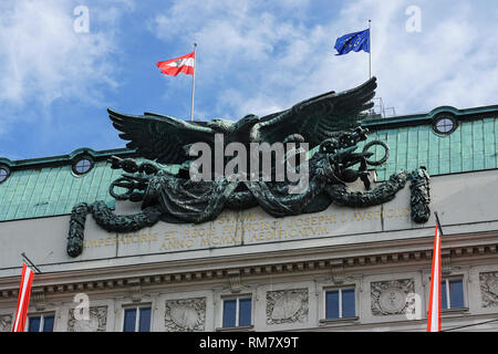 Der doppelköpfige Adler (das Wappen von Österreich-ungarn) auf die Regierung Gebäude in Wien, Österreich Stockfoto
