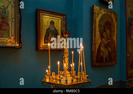 Kiew, Ukraine Januar 27, 2019: Innenraum der Kirche St. Michael, Altar, Ikonostase und wunderschöne historische architektonische Bögen, gemalte Symbole, fre Stockfoto