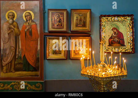 Kiew, Ukraine Januar 27, 2019: Innenraum der Kirche St. Michael, Altar, Ikonostase und wunderschöne historische architektonische Bögen, gemalte Symbole, fre Stockfoto