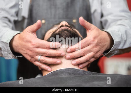 Haarstilist Anwendung nach der Rasur Lotion zum Friseur. Stockfoto