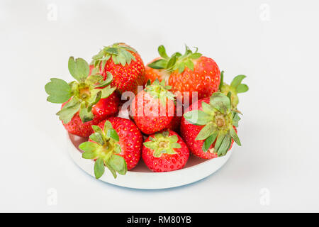 Erdbeeren vor einem weißen Hintergrund Stockfoto