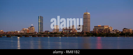 Leuchtende Skyline der Stadt Boston Massachusetts bei Dämmerung von Cambridge einschließlich Back Bay Stockfoto