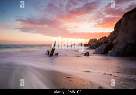 Einen späten Abend Sonnenuntergang am Ayrmer Cove in South Devon. Diese großen Felsen im Meer wie ein Shark Fin steht ist mir stets eine Freude, sie zu fotografieren. Stockfoto