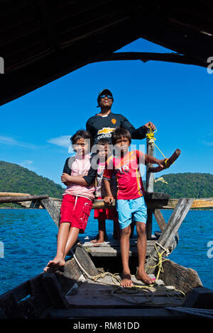 MOKEN in einem traditionellen Boot auf Ko Surin thailändischen Insel in Mu Ko Surin Nationalpark - THAILAND Stockfoto