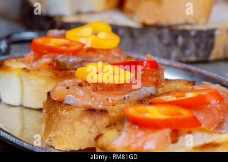 Gesunde Sandwiches mit Gemüse, Kräutern, Lachs mit Frischkäse auf einem Bagel gesunde Ernährung Stockfoto