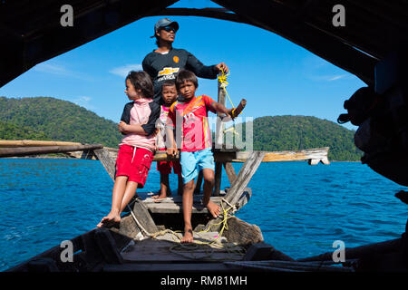 MOKEN in einem traditionellen Boot auf Ko Surin thailändischen Insel in Mu Ko Surin Nationalpark - THAILAND Stockfoto