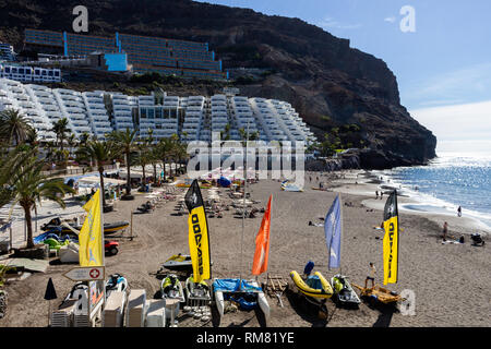 Gran Canaria, 30. Januar 2019 - die Menschen in der Sonne am Sandstrand der tropischen Dorf Taurito auf Gran Canaria Stockfoto