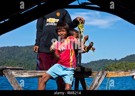 MOKEN in einem traditionellen Boot auf Ko Surin thailändischen Insel in Mu Ko Surin Nationalpark - THAILAND Stockfoto