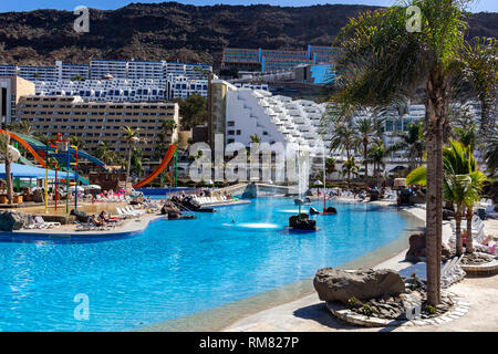 Gran Canaria, 30. Januar 2019 - Menschen genießen die Sonne in die Pools der tropischen Dorf Taurito auf Gran Canaria Stockfoto