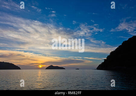 Die Sonnenuntergänge auf Ko Surin thailändischen Insel in Mu Ko Surin Nationalpark - THAILAND Stockfoto