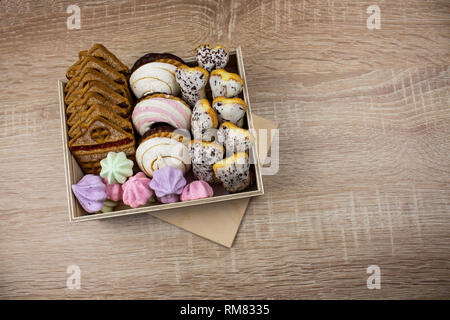 Schokolade Cookies auf Holztisch. Chocolate Chip Cookies erschossen. Stapel von Schokolade Cookies, Kekse mit Schokolade Tropfen, Plätzchen mit Haferflocken. Assor Stockfoto