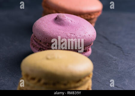Satz viele bunte Makkaroni. Süßigkeiten in Frankreich erfunden. Essen Foto Stockfoto