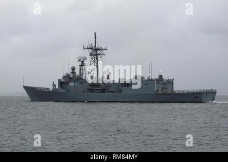 ORP General Kazimierz Pulaski (272), Oliver Hazard Perry-Klasse Fregatte der polnischen Marine betrieben, vorbei an Greenock auf den Firth of Clyde. Stockfoto