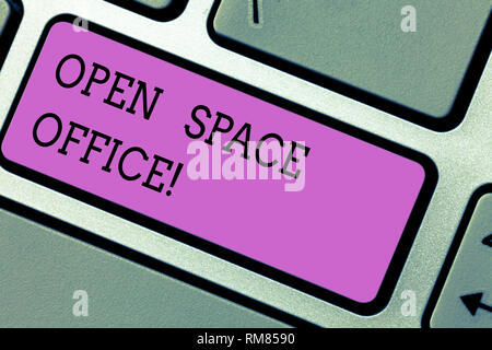 Konzeptionelle Handschrift zeigt Open Space Office. Business Foto Text minimiert die Verwendung von kleinen geschlossenen Räumen als private Büros Taste der Tastatur Absicht Stockfoto