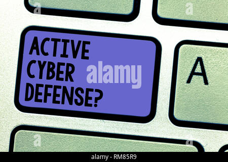 Schreiben Hinweis zeigt aktive Cyber Defensequestion. Business Foto präsentiert, die in der Erwartung gegen einen Angriff Taste der Tastatur Absicht zu Crea Stockfoto
