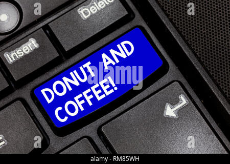 Handschrift text Donut und Kaffee. Begriff Sinne gemeinsamen Essen und Trinken Paarung in USA und Kanada Taste der Tastatur Absicht Computer zu erstellen. Stockfoto