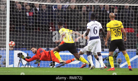 Tottenham Hotspur Torhüter Hugo Lloris macht eine von Borussia Dortmund Dan-Axl Zagadou während der UEFA Champions League Runde von 16 Speichern, erste Bein Match im Wembley Stadion, London. Stockfoto