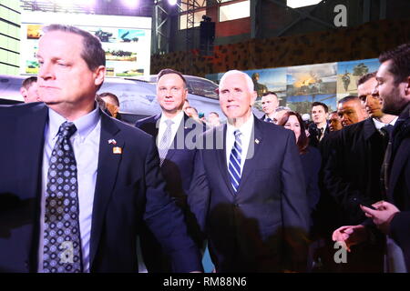 Warschau, Polen. 13 Feb, 2019. US-Vizepräsident Michael Pence (M) und zweite Frau Karen Pence treffen Sie uns und polnische Soldaten am 1. Luftbrücke Base in Warschau. Credit: PACIFIC PRESS/Alamy Live News Credit: PACIFIC PRESS/Alamy leben Nachrichten Stockfoto