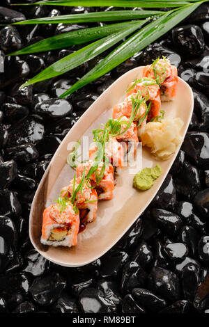 Sushi-Rollen mit Lachs Stockfoto