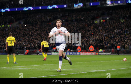 Tottenham Hotspur Jan Vertonghen (Mitte) feiert das zweite Ziel seiner Seite des Spiels zählen während der UEFA Champions League Achtelfinale, hinspiel Match im Wembley Stadion, London. Stockfoto