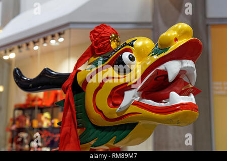 In der Nähe von Holz- Dragon Head im Jahr des Schweins 2019 chinesische Neujahrsfest auf internationaler Village Mall, Chinatown, Vancouver, BC, Kanada Stockfoto