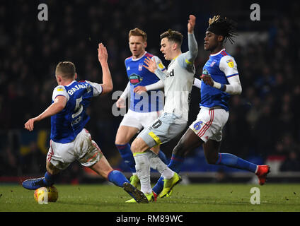 Von Derby County Tom Lawrence ist der Ipswich Town Matthew Pennington (links) und Trevor Chalobah (rechts) während der Sky Bet Meisterschaft am Portman Road, Ipswich in Angriff genommen. Stockfoto