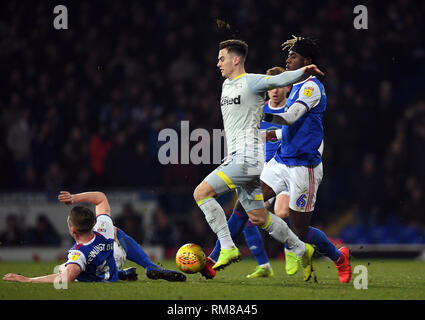 Von Derby County Tom Lawrence ist der Ipswich Town Matthew Pennington (links) und Trevor Chalobah (rechts) während der Sky Bet Meisterschaft am Portman Road, Ipswich in Angriff genommen. Stockfoto