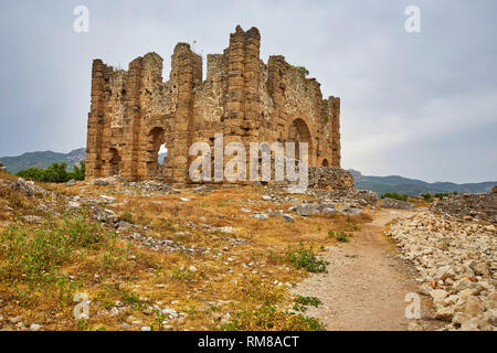 Blick auf die Basilika Ruinen in der antiken griechisch-römischen Stadt in der Nähe von Aspendos, Antalya, Türkei Stockfoto
