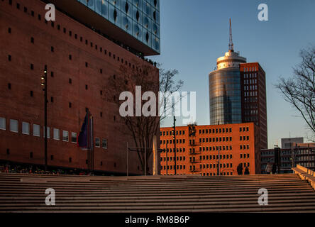 Stadtbild Fragment mit high-rise Office Gebäude in einem sonnigen Tag. Abstraktes Bild zu den Themen der modernen Architektur, Business und Technologie Stockfoto