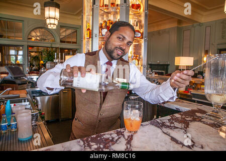 Hotel Barkeeper am Gleneagles Hotel, Schottland Stockfoto